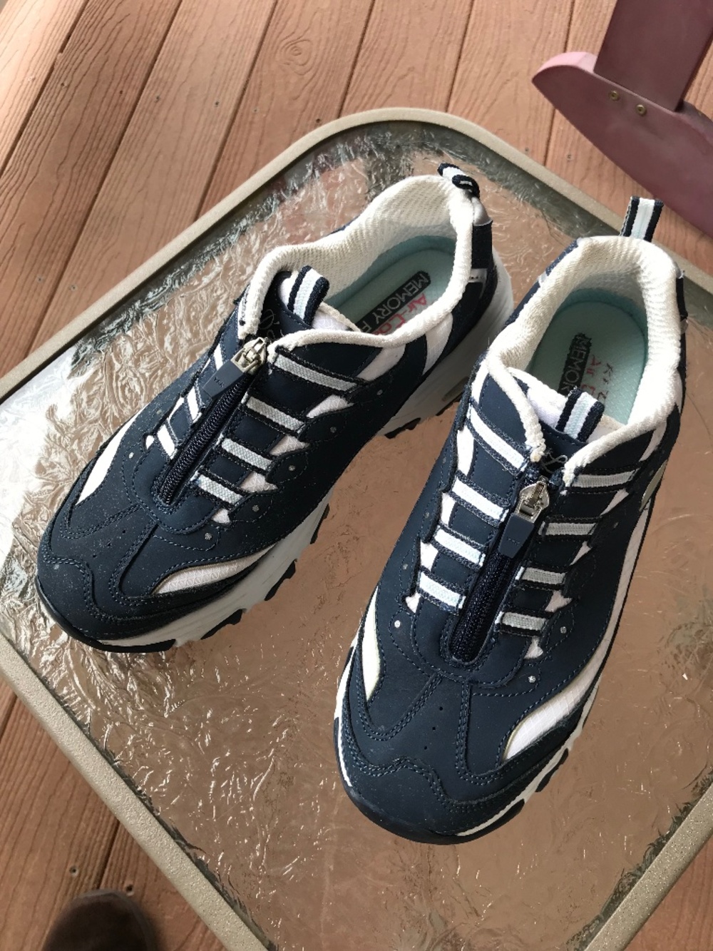Skechers D’Lites navy leather zip top 8.5 M sneakers like new!